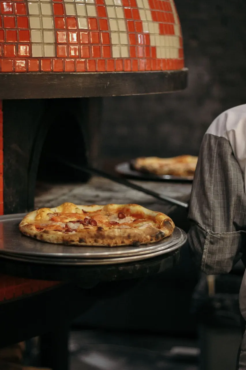 Pizzaa paistumassa perinteisessä kuumassa uunissa