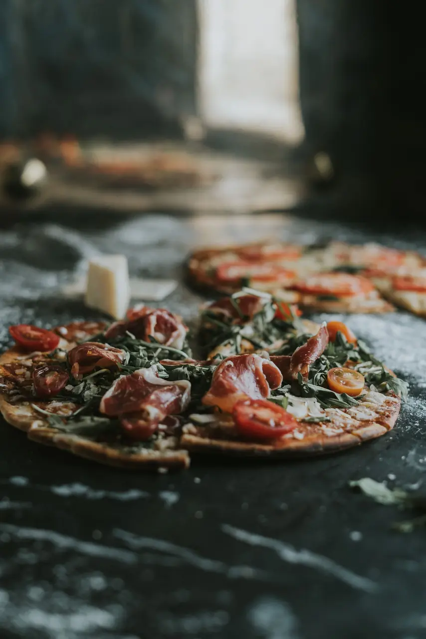 Gourmet-pizza tuoreilla täytteillä jauhotetulla pinnalla Quella Rivonessassa