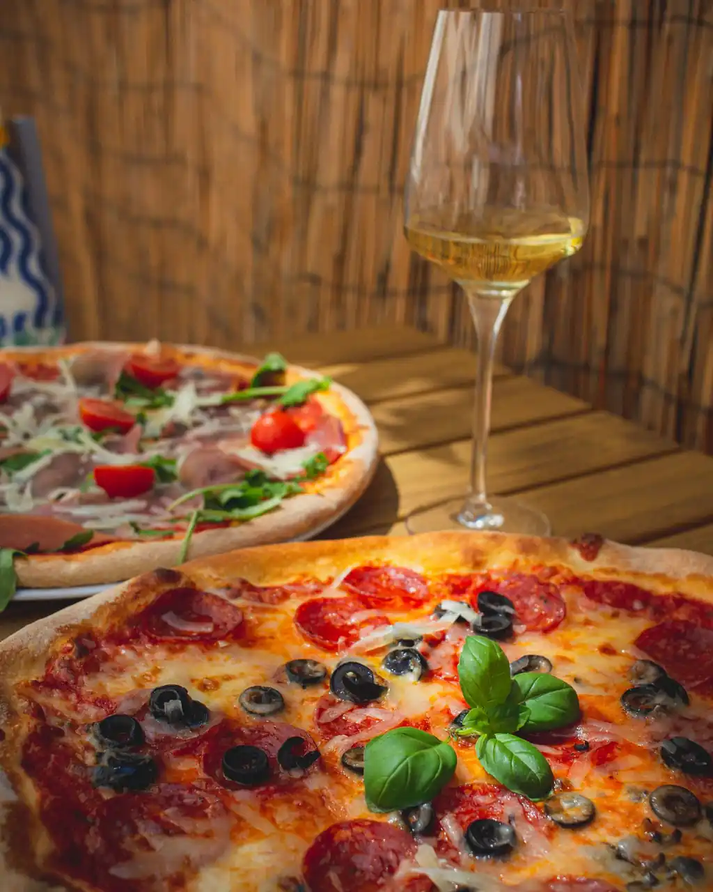 Herkullinen gourmet-pizza tuoreilla yrteillä ja sienillä