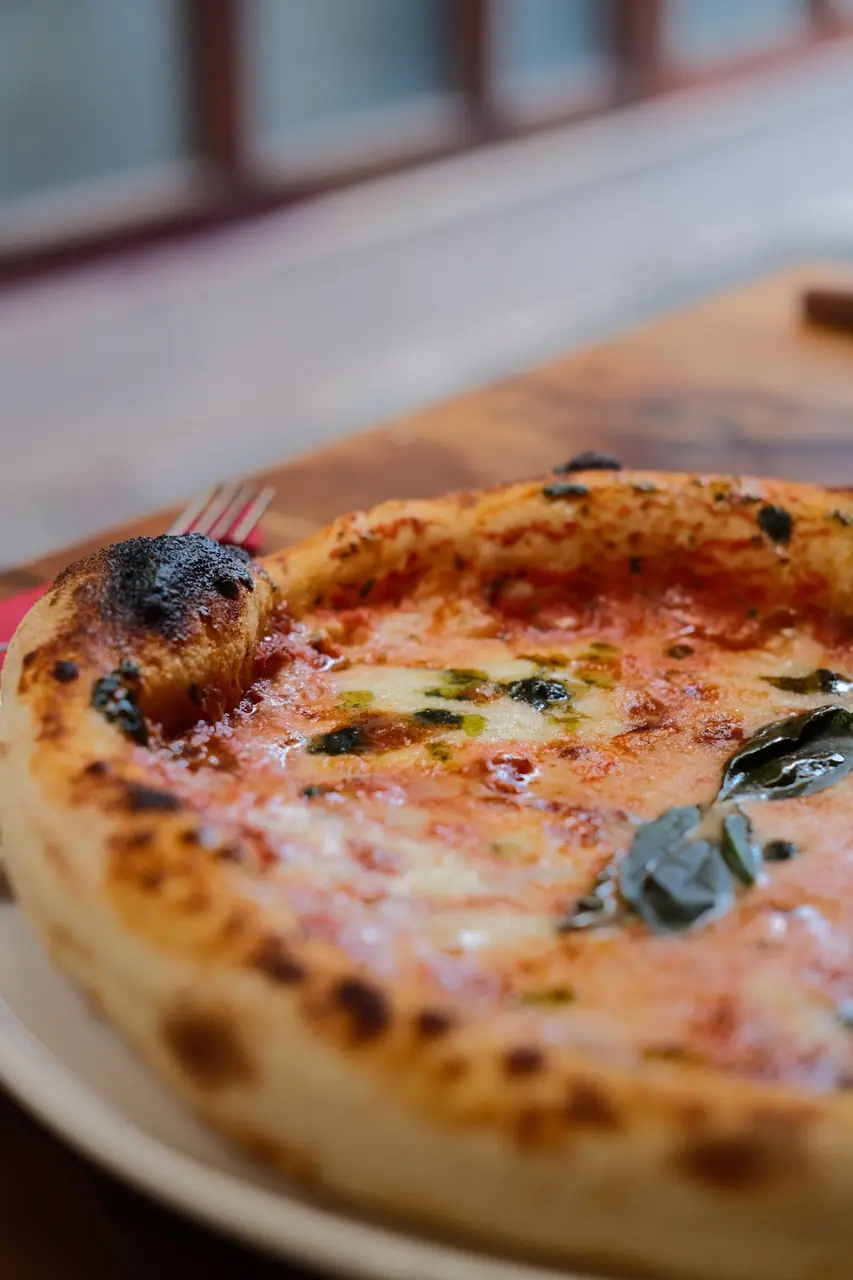 Margherita Verace tuoreella basilikalla ja revityllä mozzarellalla