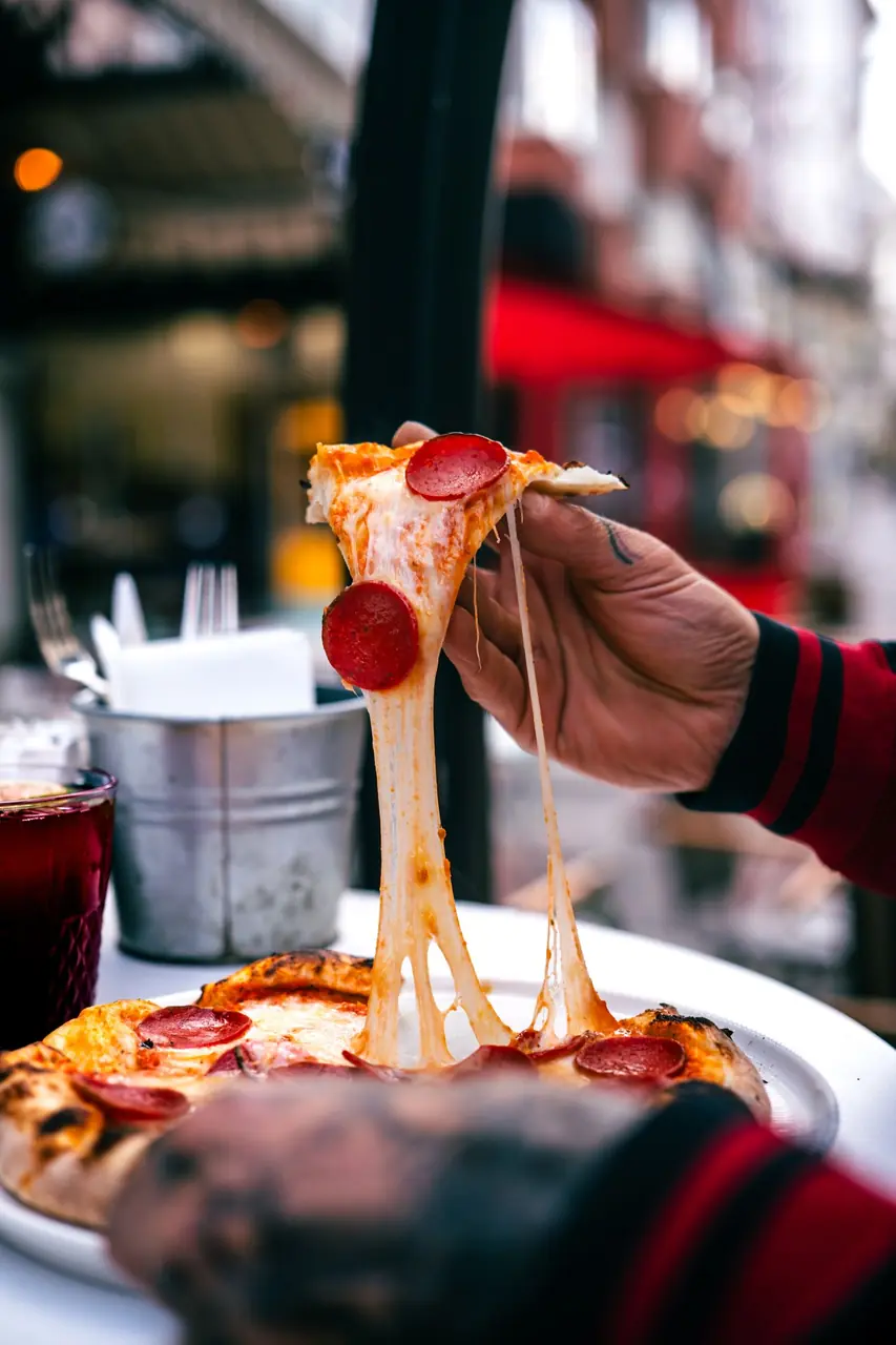Klassinen mausteinen salami- ja pippuripizza