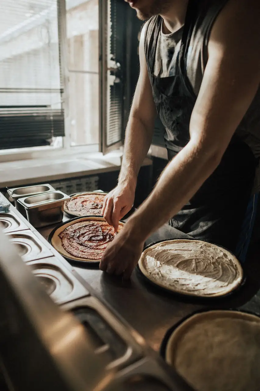 Pizzan valmistus luonnonvaloisessa työpisteessä