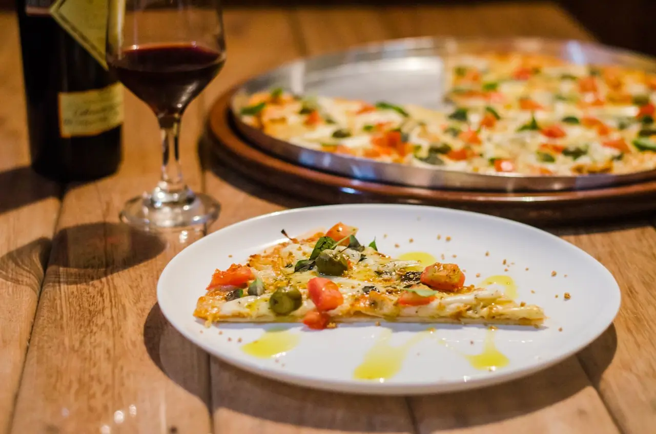 Tuoreilla kasviksilla ja rucolalla viimeistelty pizza