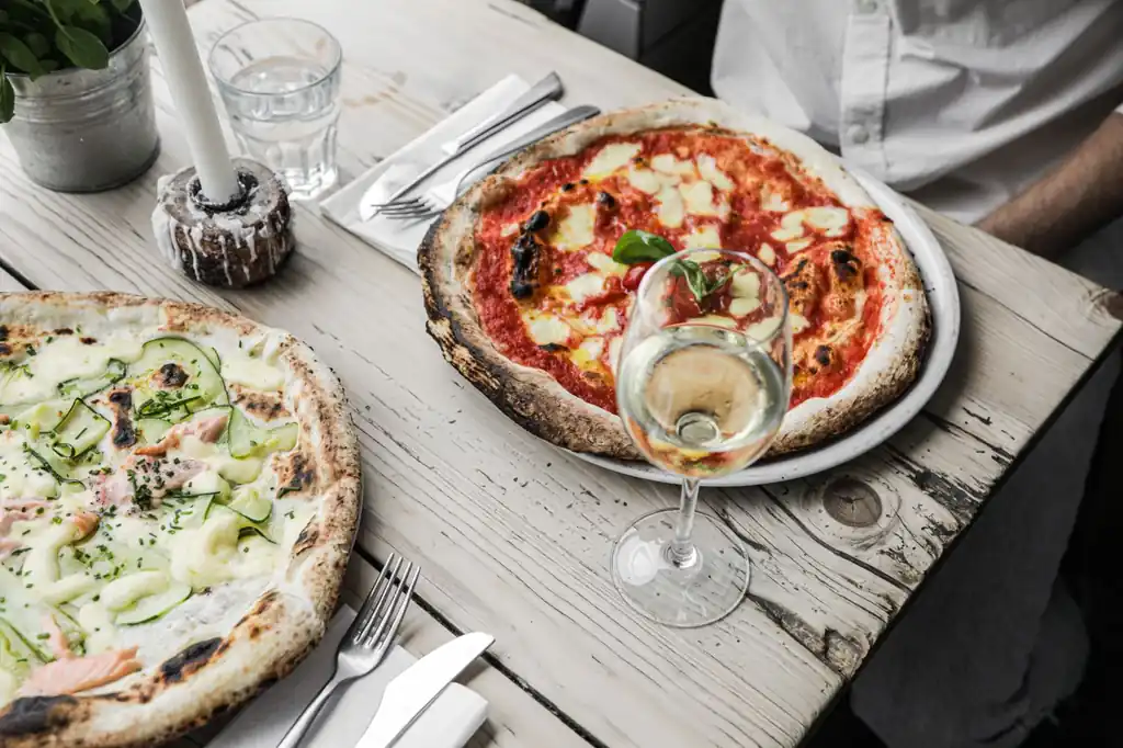 Täysin vegaaninen rapeakuorinen kasvispizza